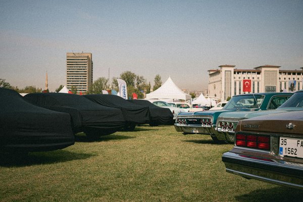 Comment styliser des turbans et foulards pour des looks de soirée exotiques ?