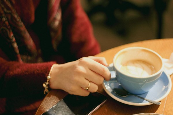Comment intégrer des sacs en osier dans un look professionnel estival ?